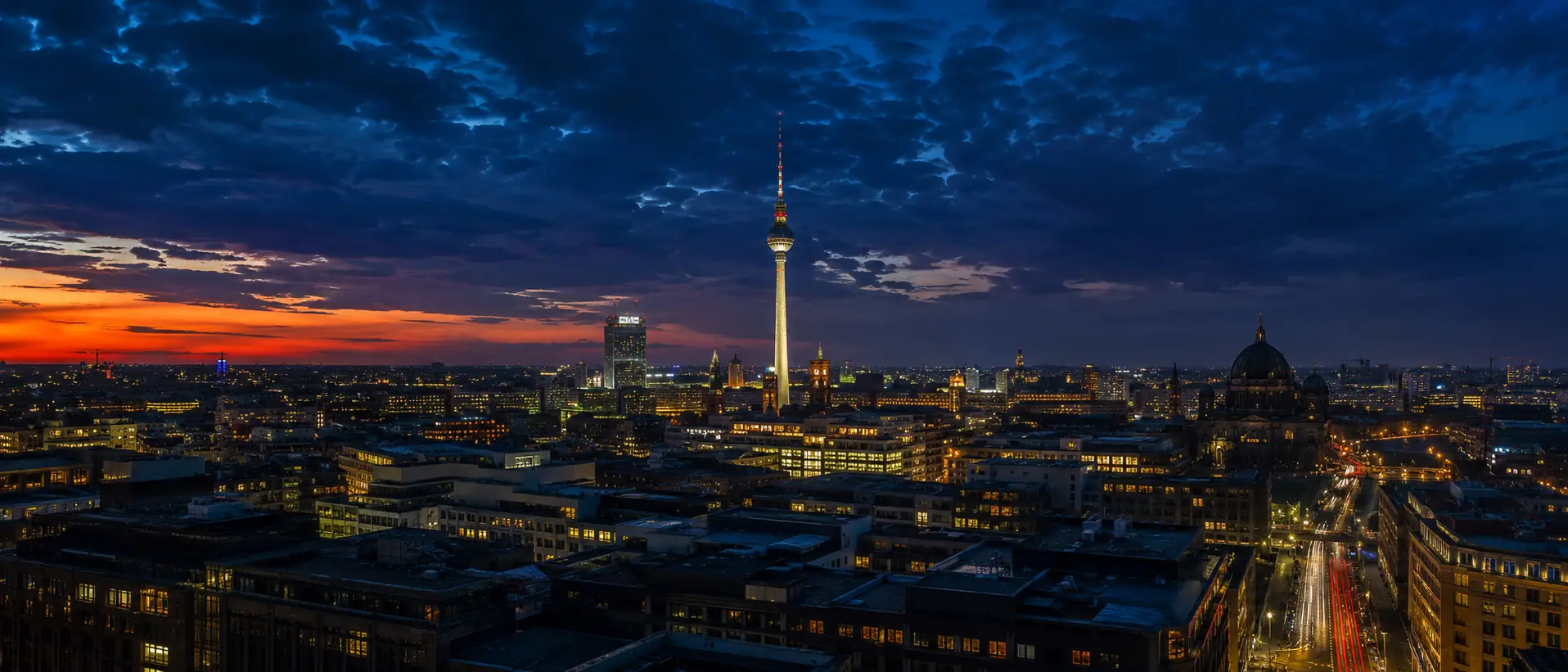 Berliner Skyline mit Fernsehturm zur blauen Stunde
